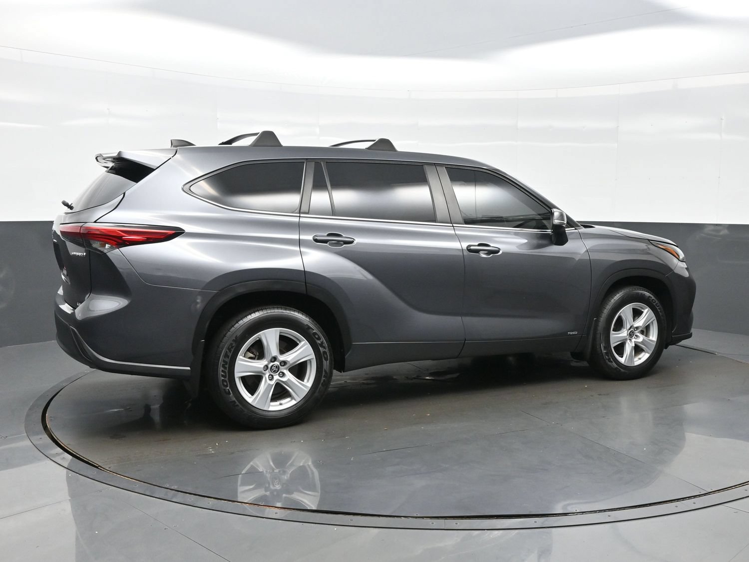Used 2023 Toyota Highlander LE AWD/4WD image 6