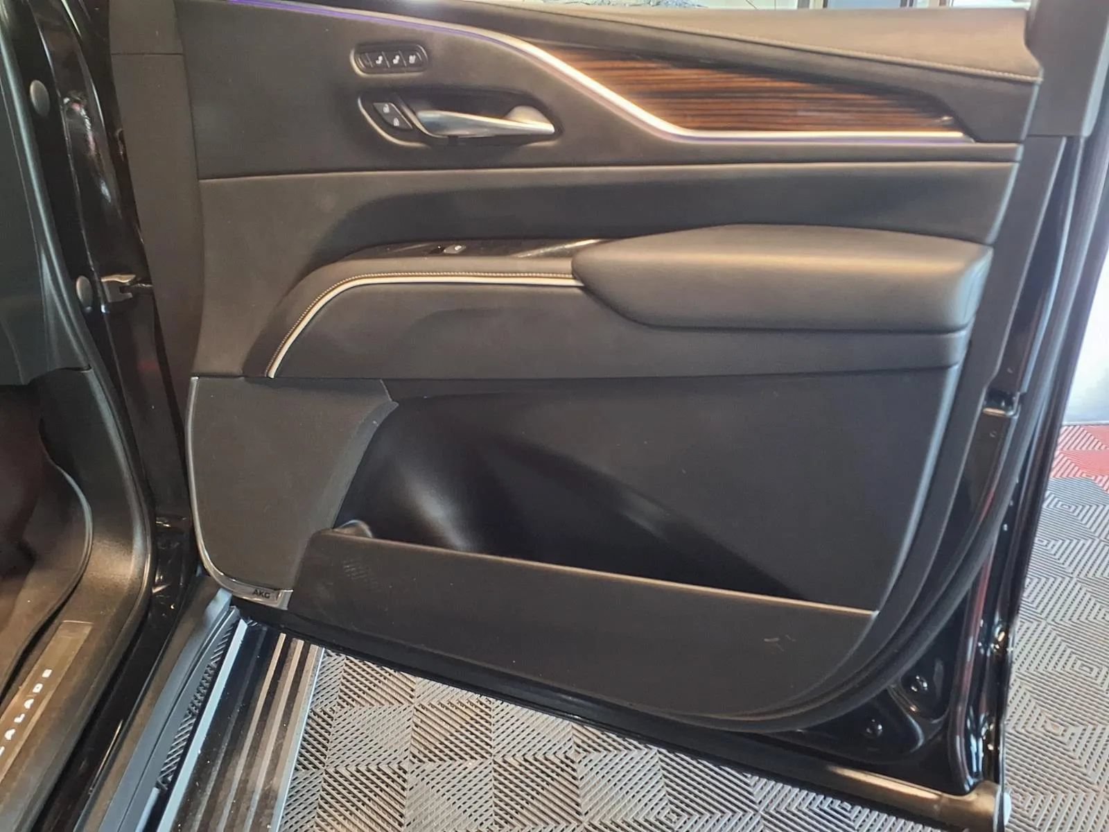 Used 2021 Cadillac Escalade ESV Premium Luxury w/ Driver Assist Tech Package AWD/4WD image 12