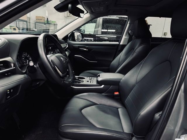 Used 2025 Toyota Highlander XLE image 16