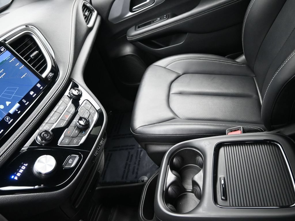 Used 2024 Chrysler Pacifica Limited FWD image 21