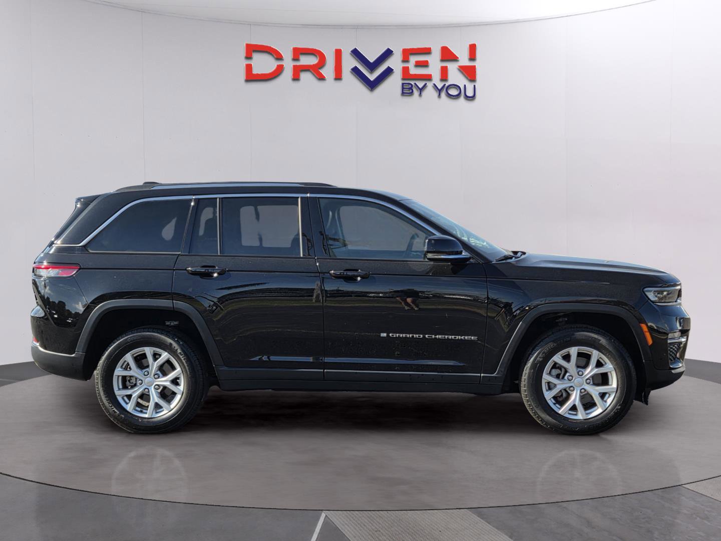 Used 2023 Jeep Grand Cherokee Limited AWD/4WD image 6