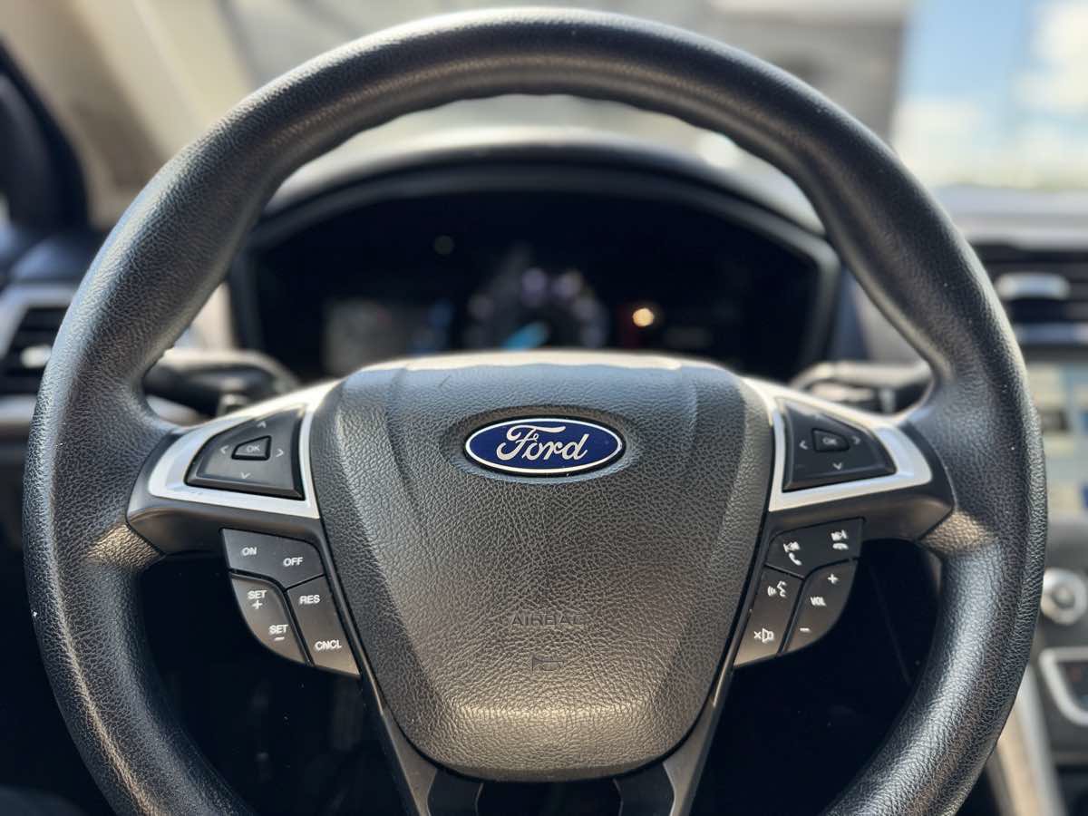 Used 2018 Ford Fusion SE w/ Fusion SE Technology Package FWD image 16