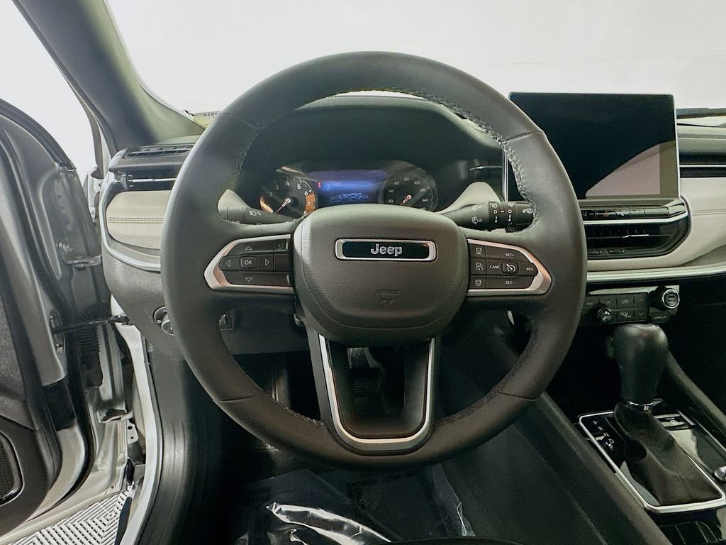 Used 2025 Jeep Compass Limited AWD/4WD image 18