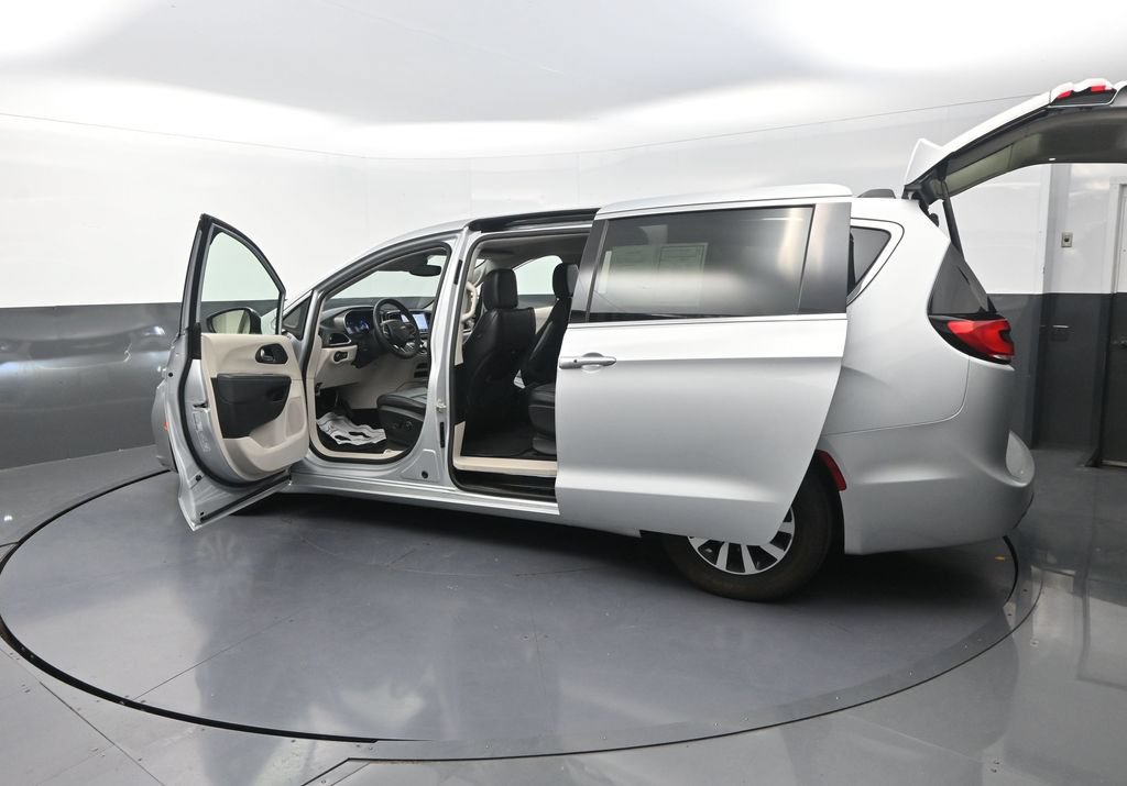 Used 2024 Chrysler Pacifica Limited FWD image 33