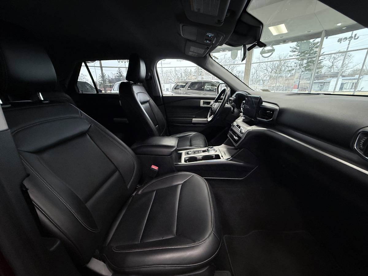 Used 2022 Ford Explorer XLT w/ Equipment Group 202A image 32