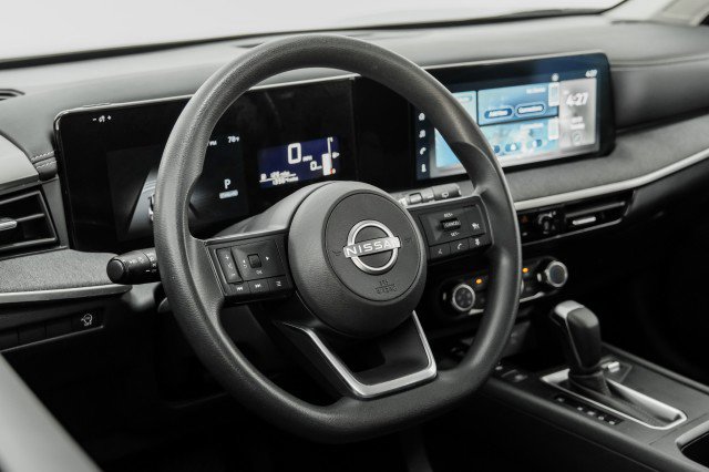 Used 2025 Nissan Kicks SV image 13
