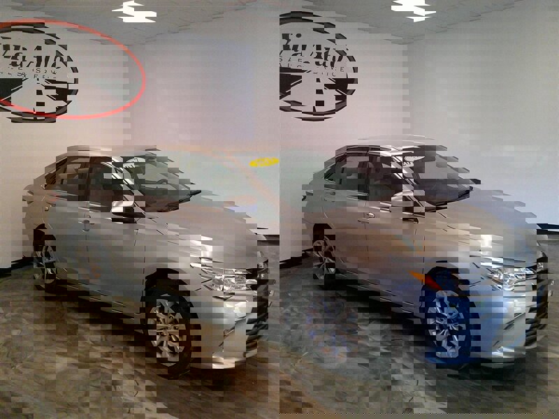 Used 2017 Toyota Camry LE image 4