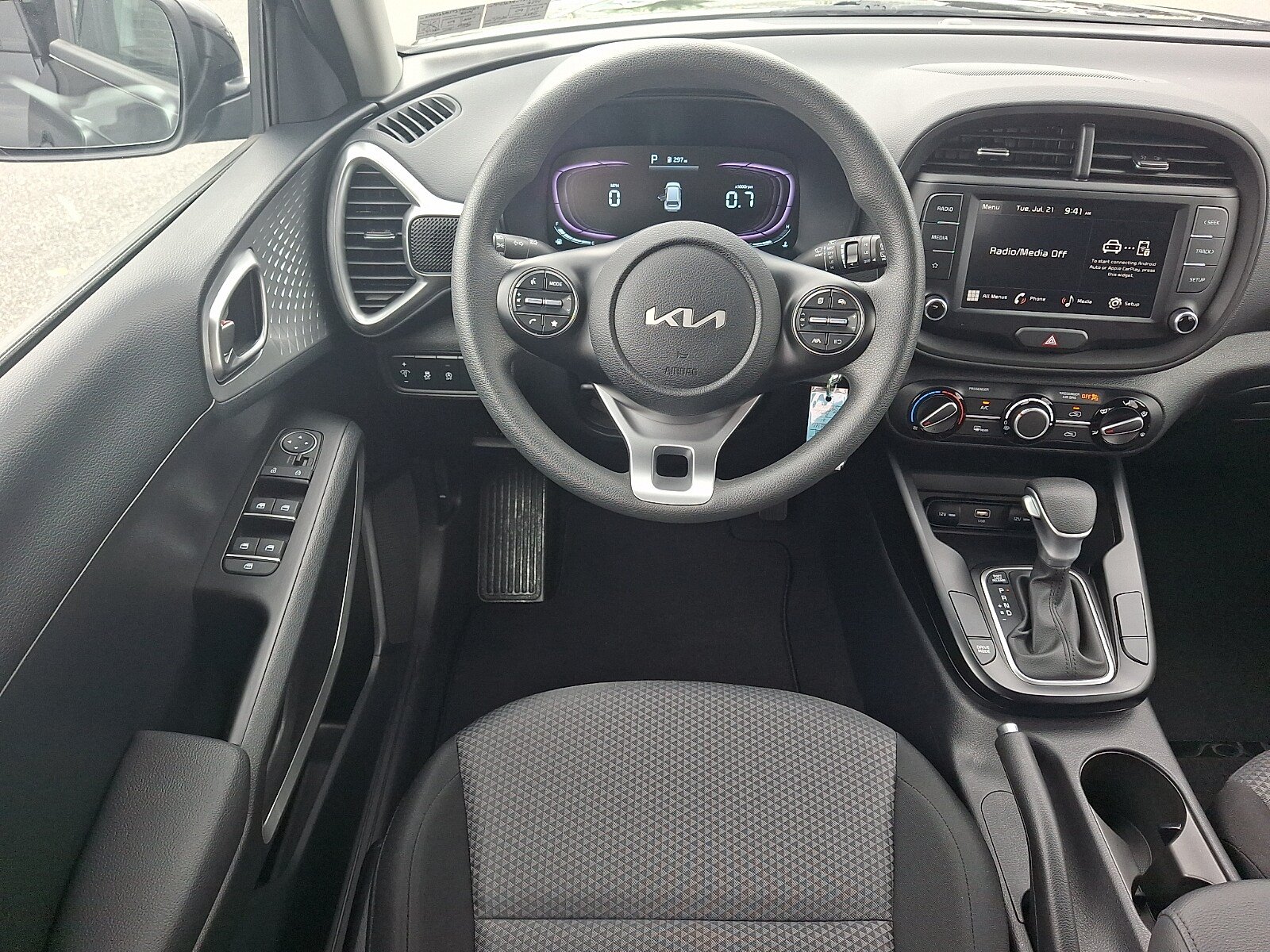 Used 2025 Kia Soul LX w/ LX Technology Package FWD image 11