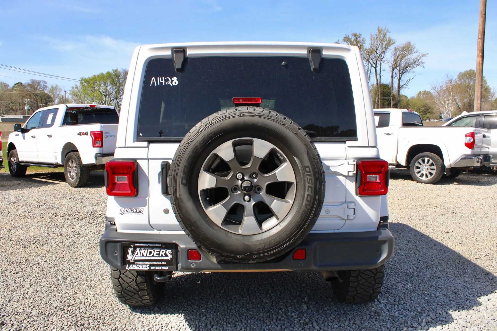 Used 2018 Jeep Wrangler Unlimited Sahara image 9