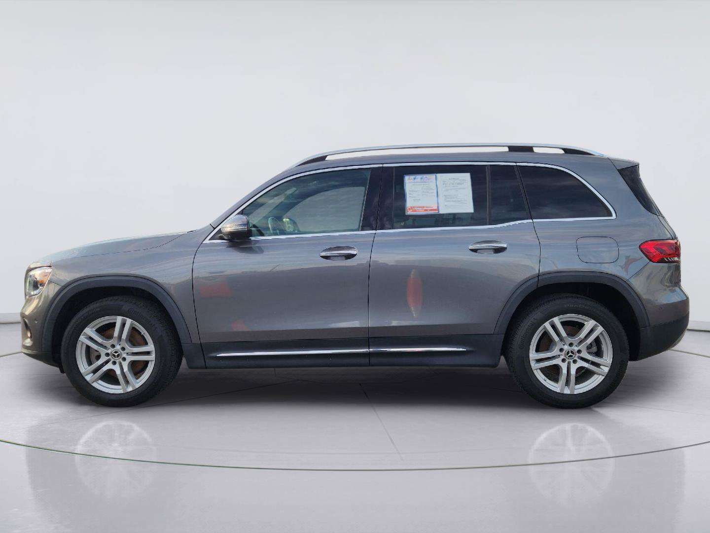 Used 2023 Mercedes-Benz GLB 250 4MATIC w/ Premium Package image 4