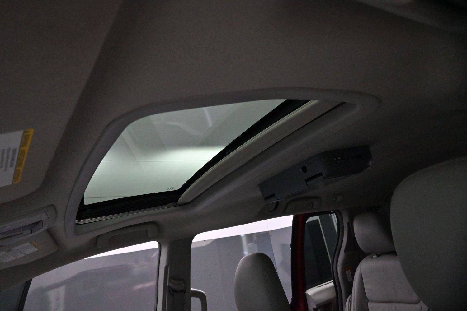 Used 2017 Toyota Sienna XLE w/ XLE Navigation Package FWD image 32