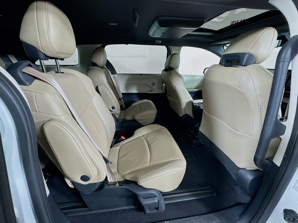 Used 2021 Toyota Sienna Limited image 30