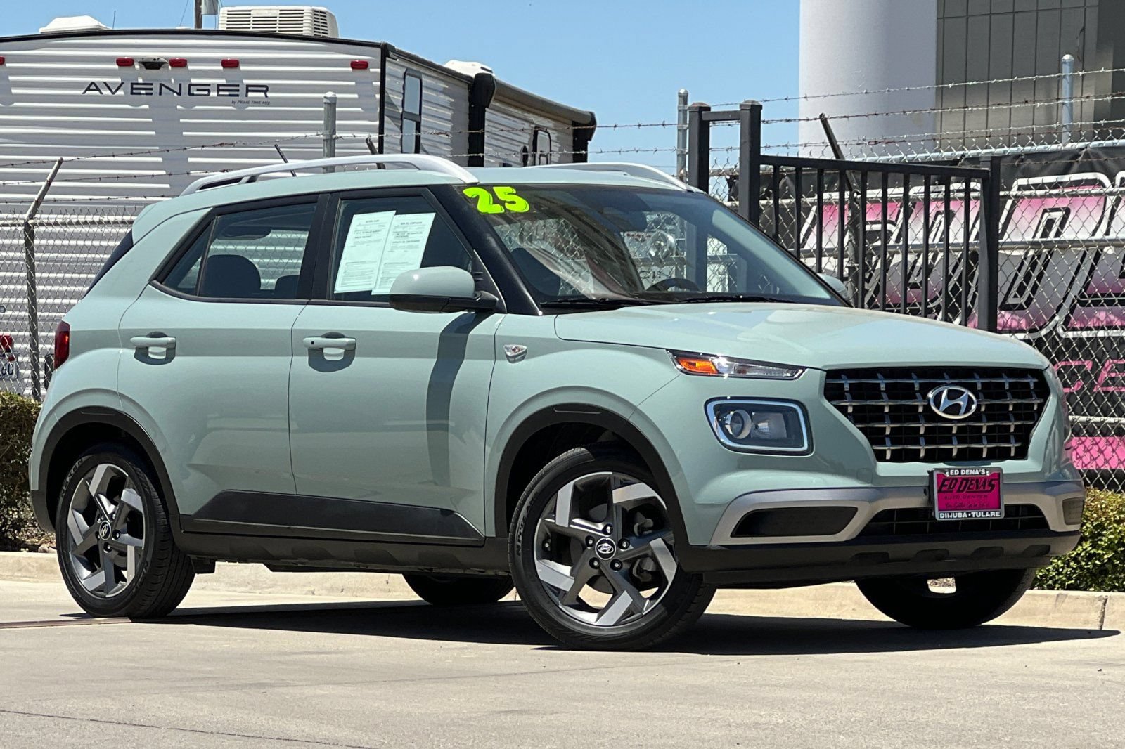 Used 2025 Hyundai Venue SEL FWD image 2
