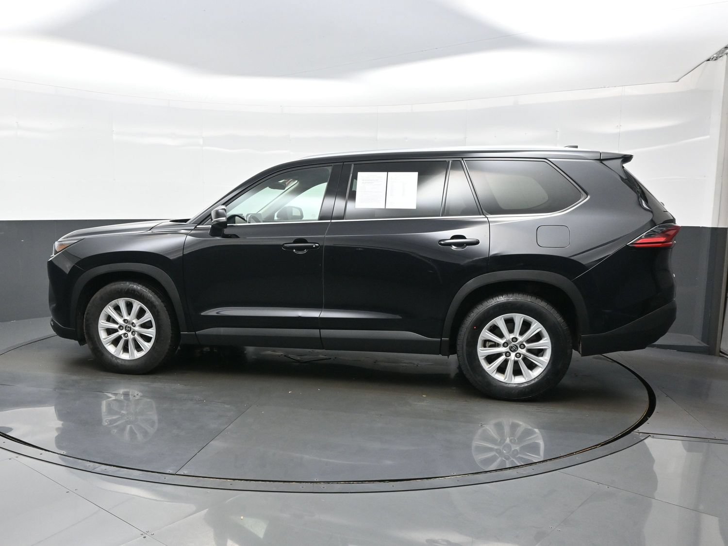 Used 2025 Toyota Grand Highlander AWD image 3