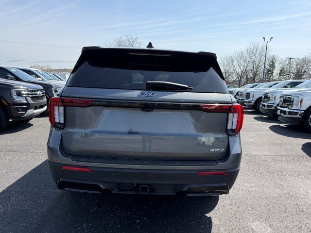 Used 2025 Ford Explorer ST-Line w/ ST-Line Street Pack AWD/4WD image 5