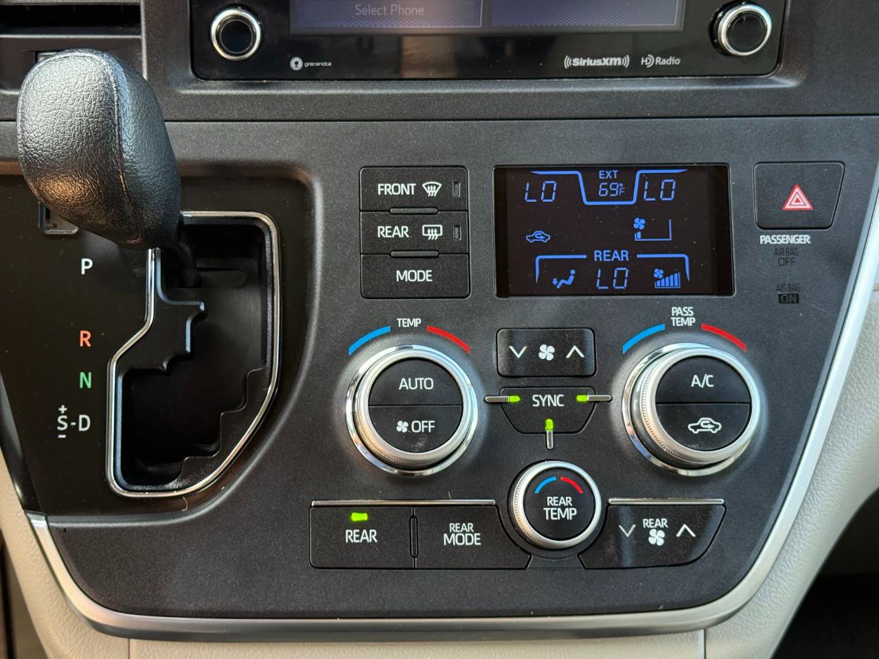 Used 2018 Toyota Sienna LE FWD image 12