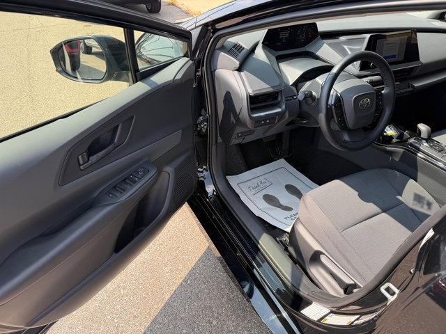 Used 2025 Toyota Prius LE FWD image 8