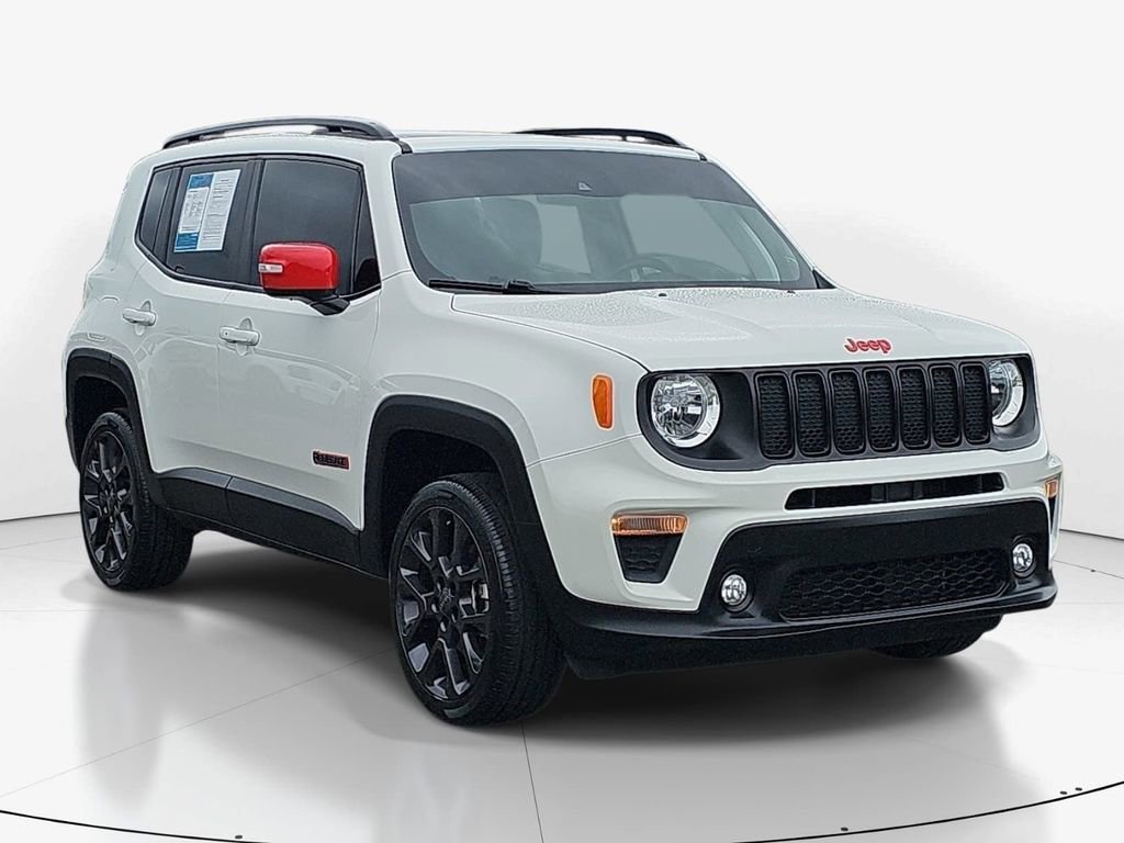Used 2023 Jeep Renegade Latitude w/ Sun/Sound Group AWD/4WD video 3