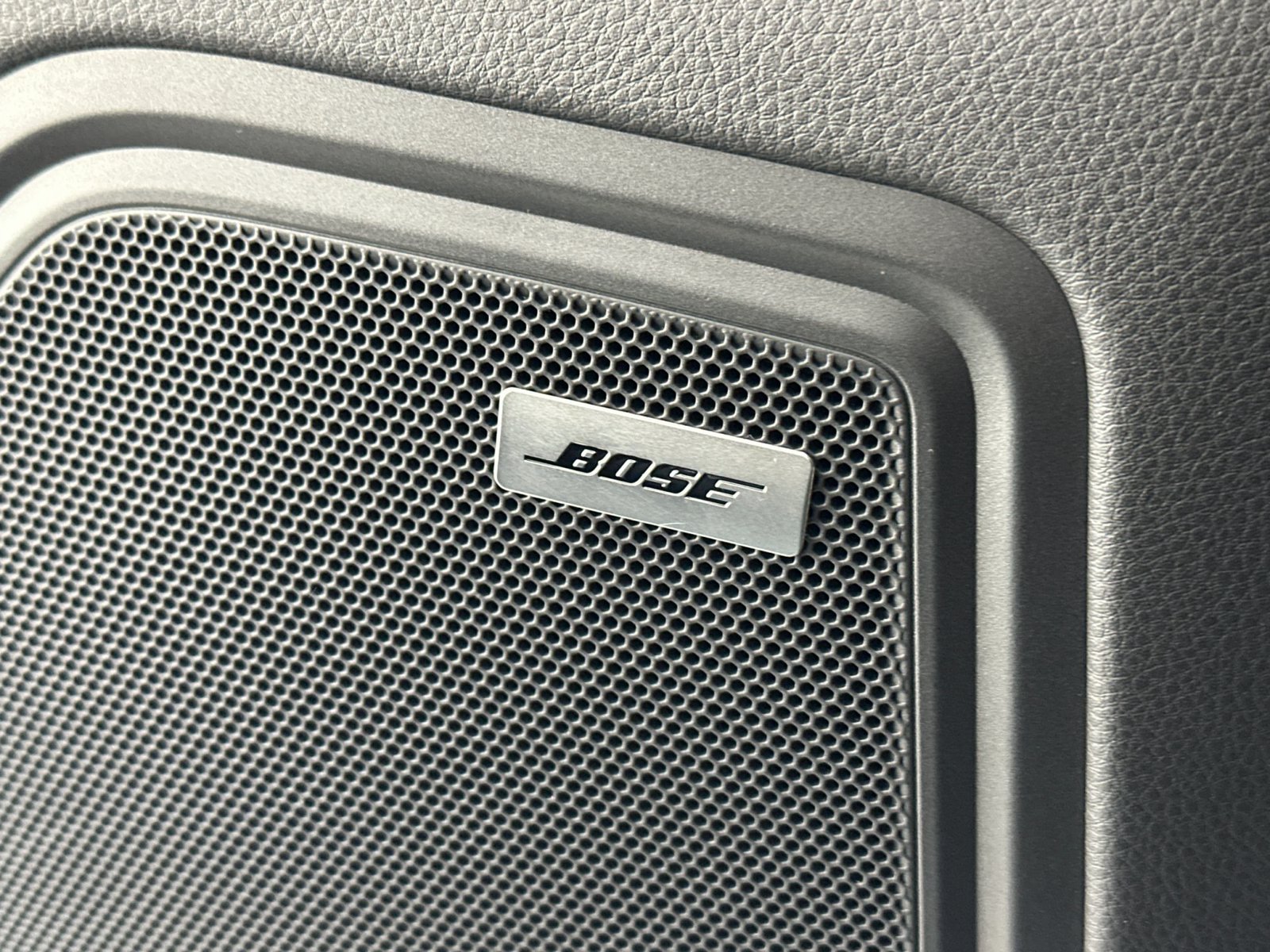 Certified 2025 Porsche Macan AWD/4WD image 21