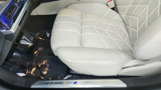 Used 2025 BMW 740i xDrive w/ Premium Package image 34