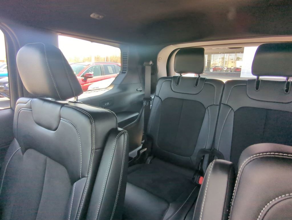 Used 2025 Jeep Grand Cherokee L Laredo AWD/4WD image 14