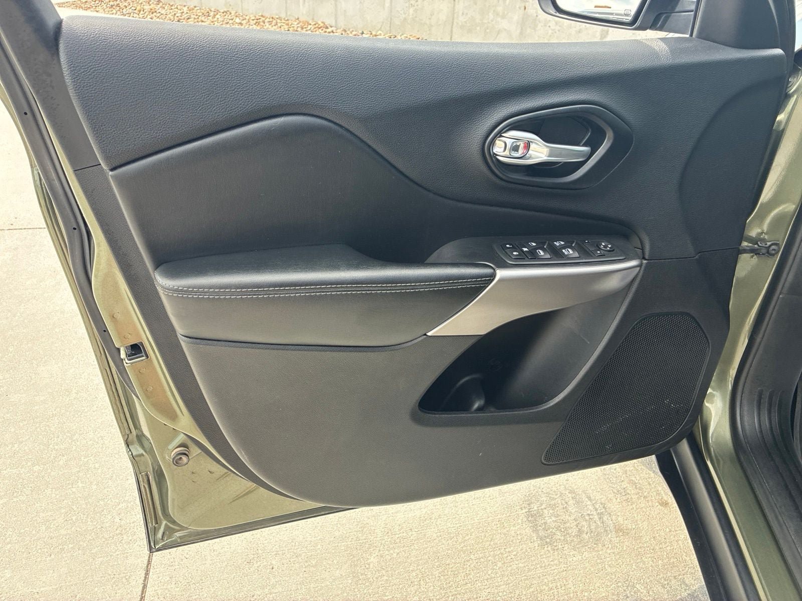 Used 2021 Jeep Cherokee Latitude Lux FWD image 14