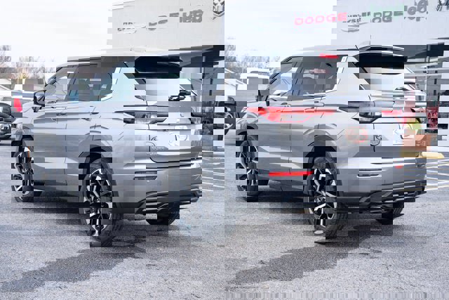 Used 2024 Mitsubishi Outlander SE Black Edition image 3