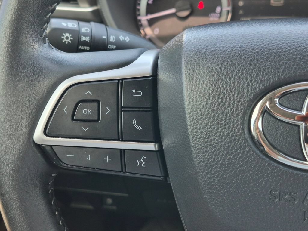 Used 2025 Toyota Highlander LE FWD image 21