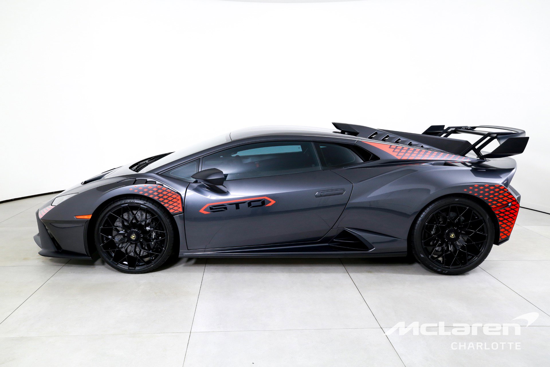 Used 2022 Lamborghini Huracan STO RWD image 5