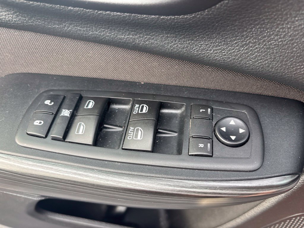 Used 2015 Jeep Cherokee Latitude w/ Comfort/Convenience Group AWD/4WD image 16