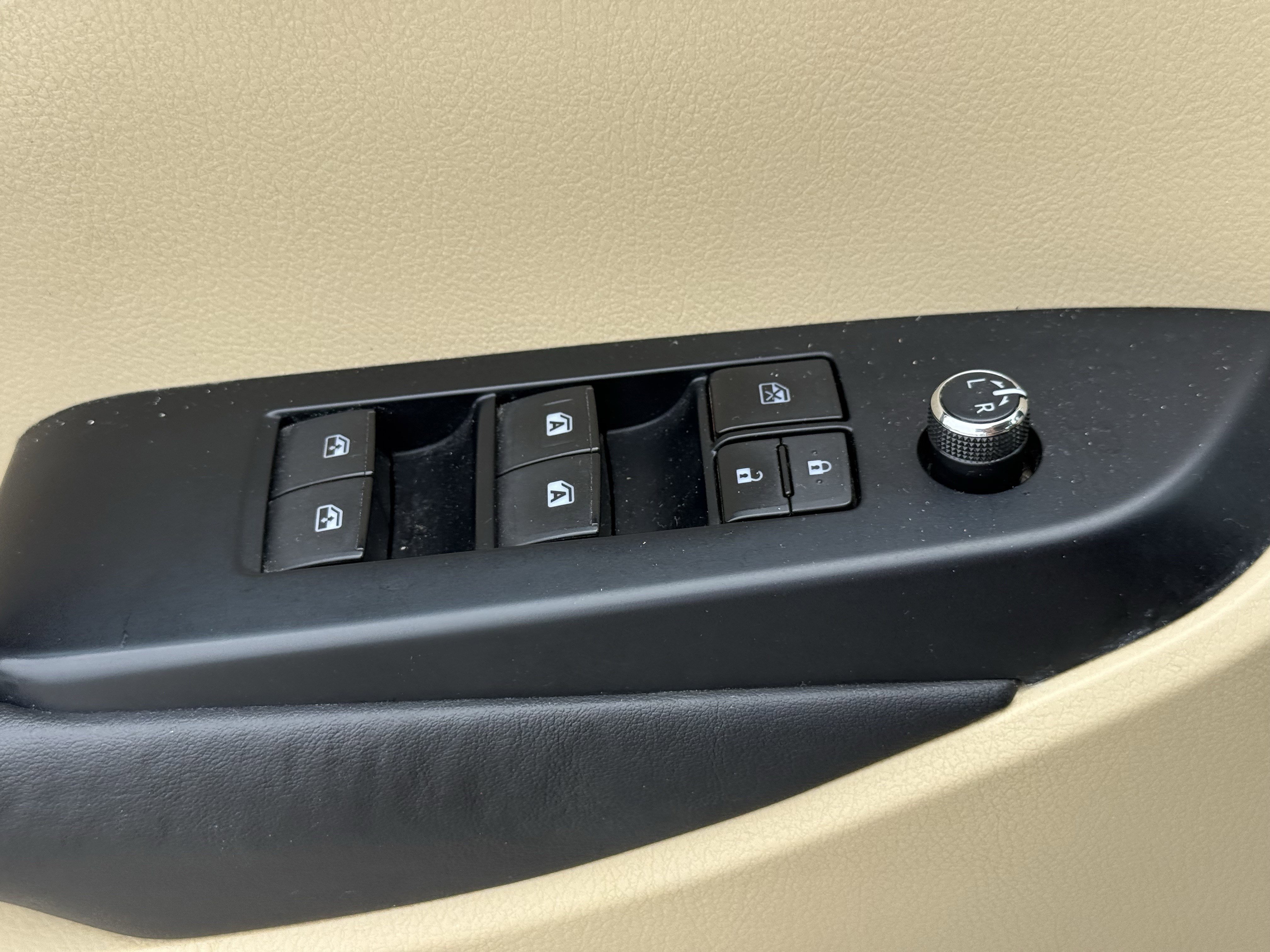 Used 2015 Toyota Highlander XLE FWD image 25