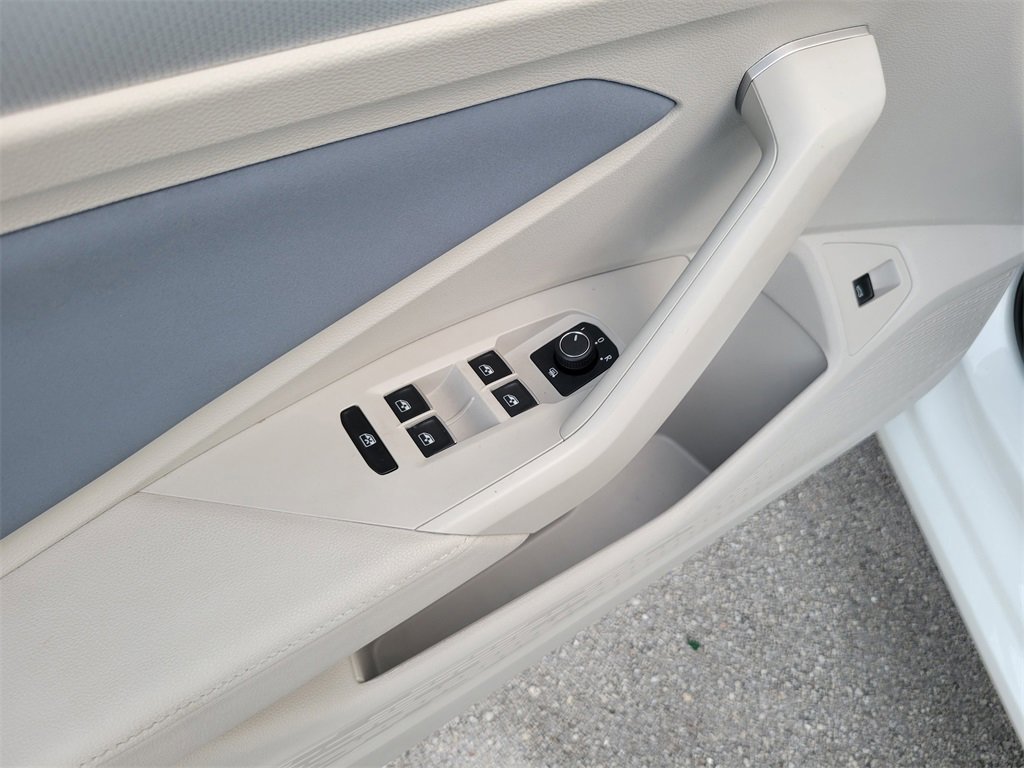 Certified 2025 Volkswagen Jetta SE w/ Sunroof Package image 17