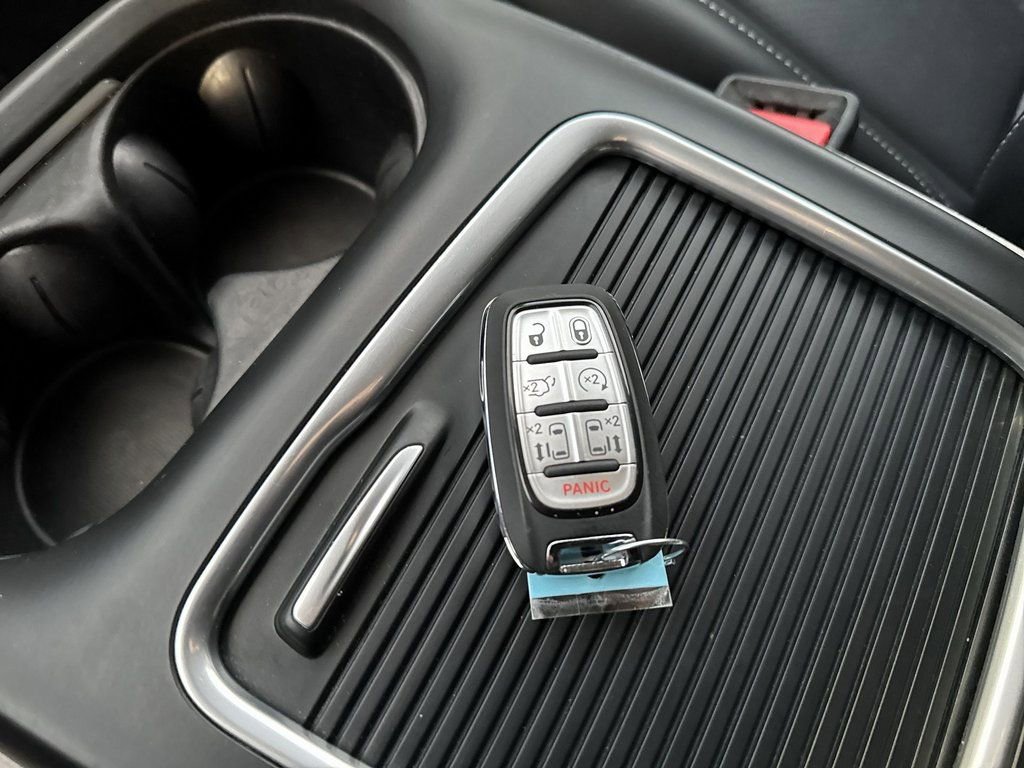 Used 2023 Chrysler Pacifica Touring-L image 31