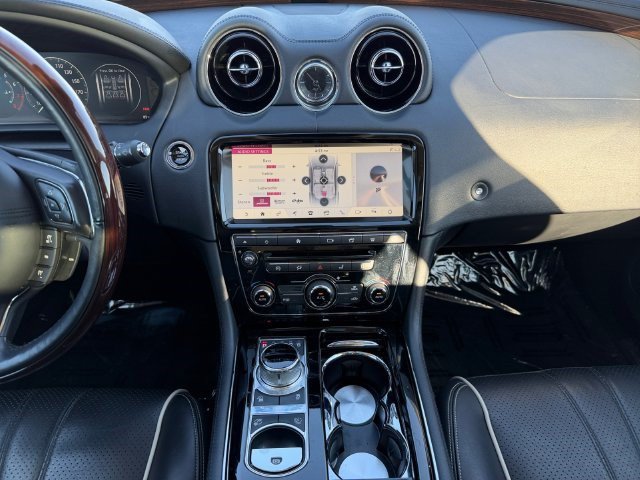 Used 2019 Jaguar XJ R-Sport RWD image 15