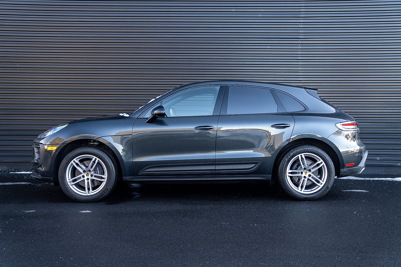 Certified 2025 Porsche Macan AWD/4WD image 2