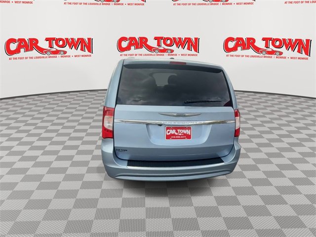 Used 2013 Chrysler Town & Country Touring image 7