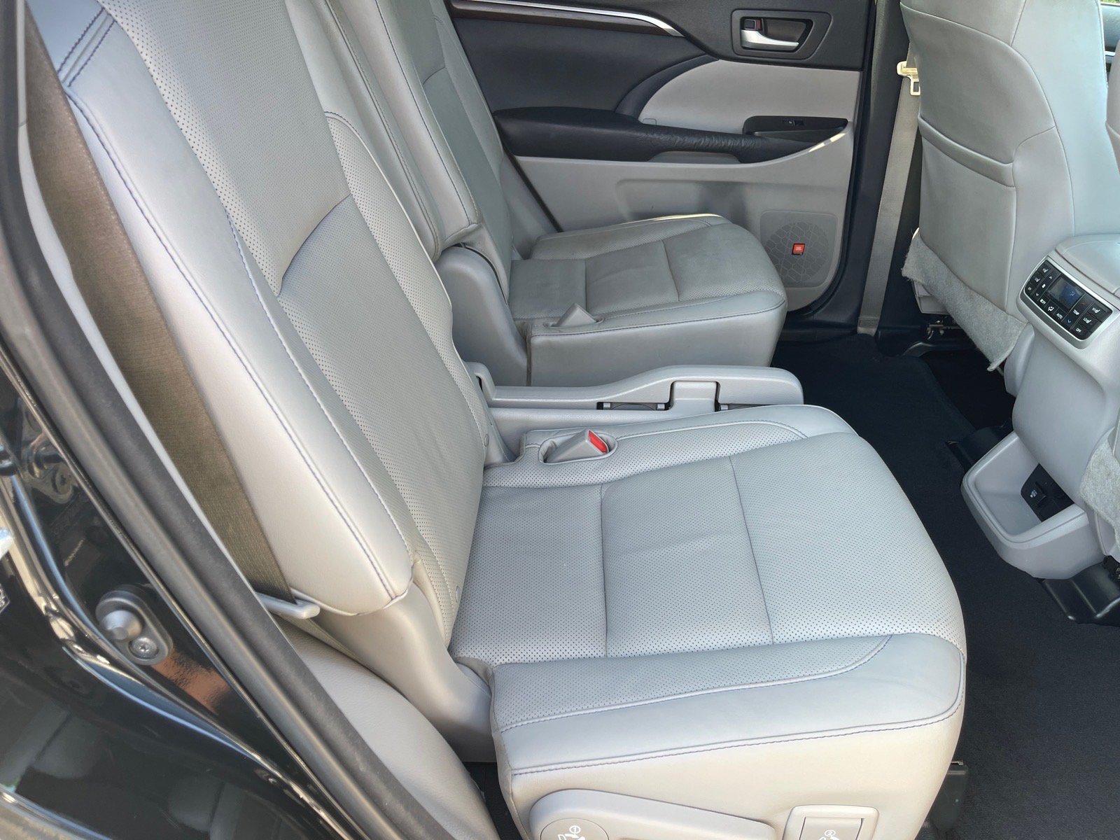 Used 2014 Toyota Highlander Limited Platinum FWD image 18