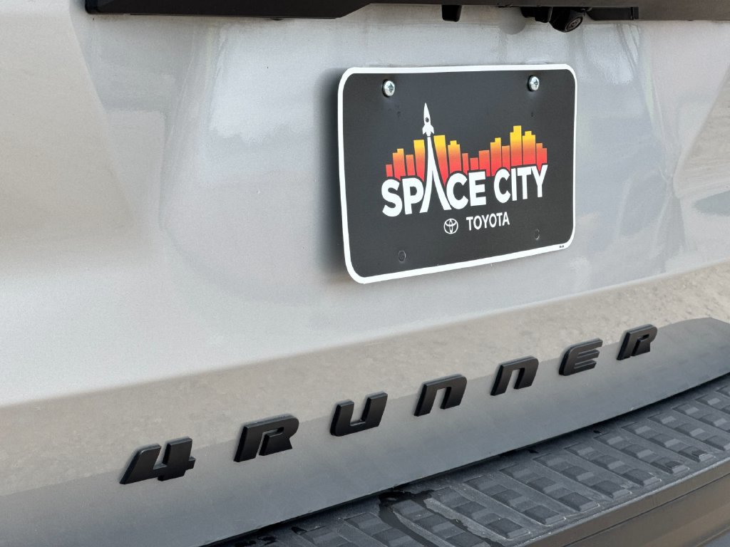Used 2025 Toyota 4Runner SR5 AWD/4WD image 28