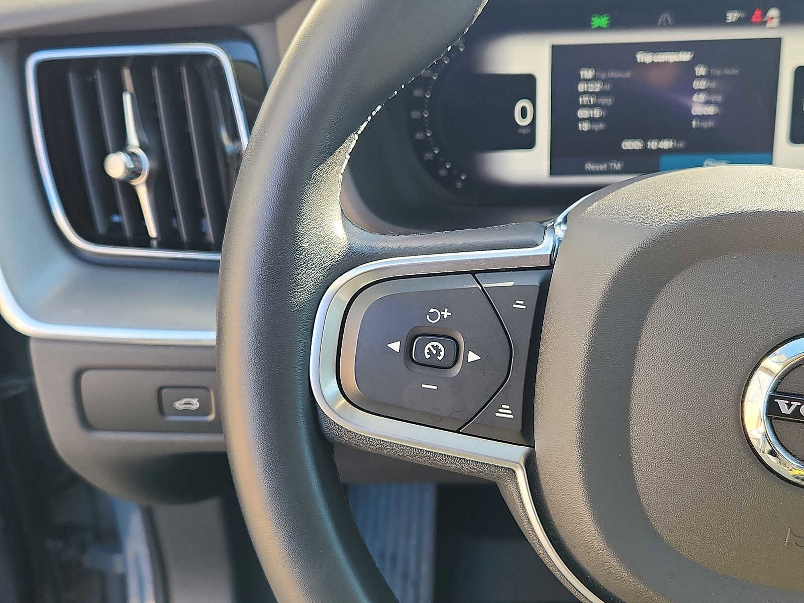 Certified 2023 Volvo XC60 B5 Core w/ Climate Package image 19