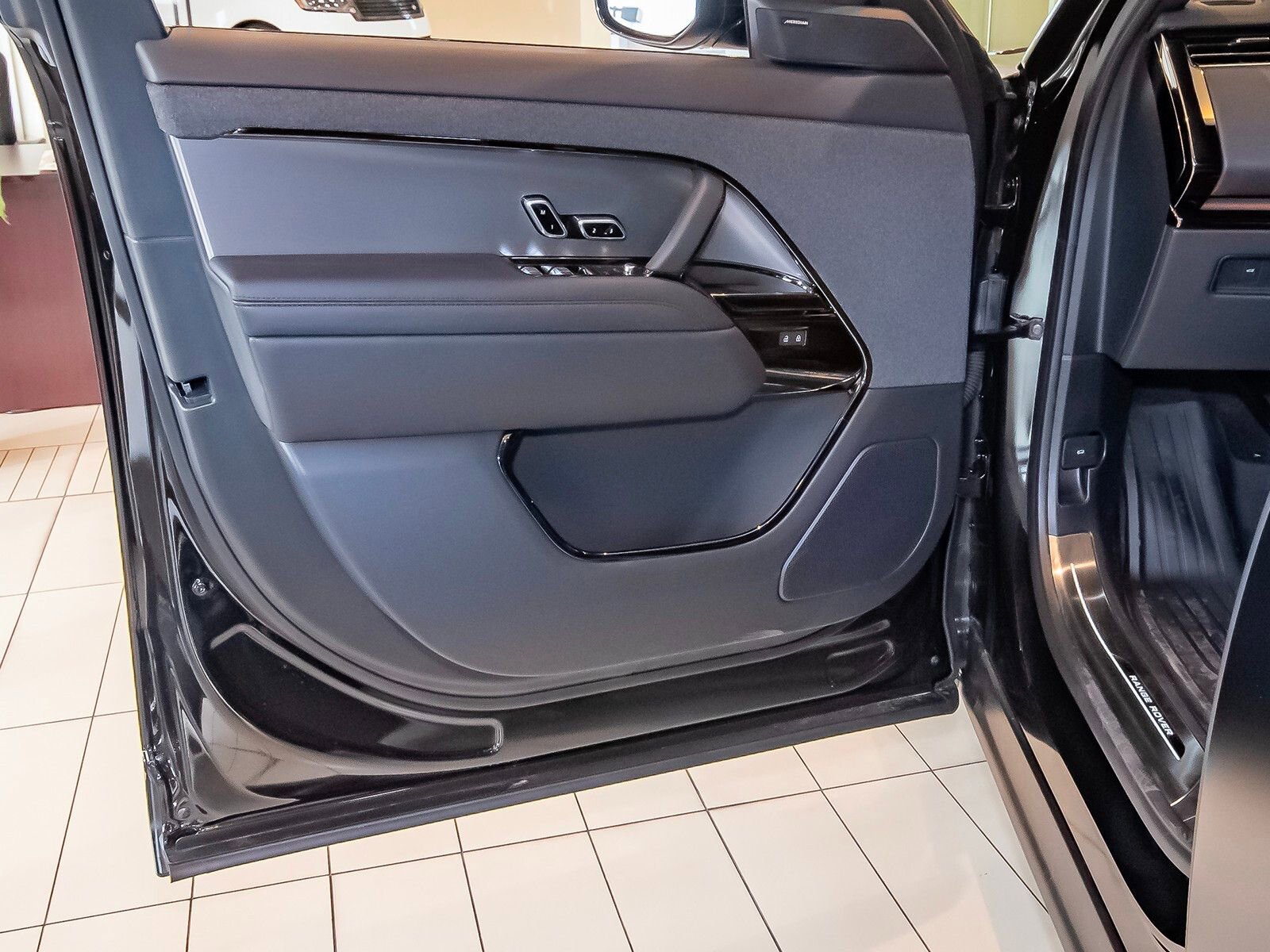 New 2025 Land Rover Range Rover Sport SE image 32