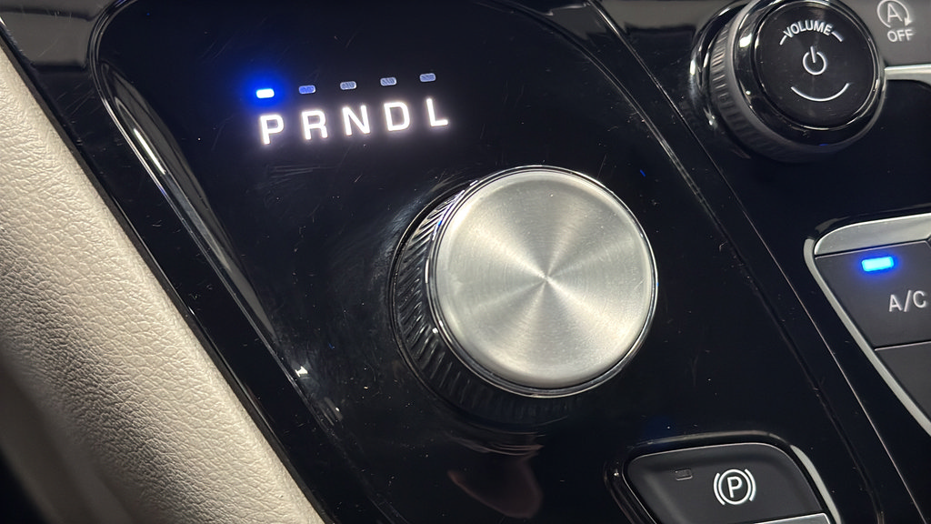 Used 2024 Chrysler Pacifica Touring-L FWD image 18