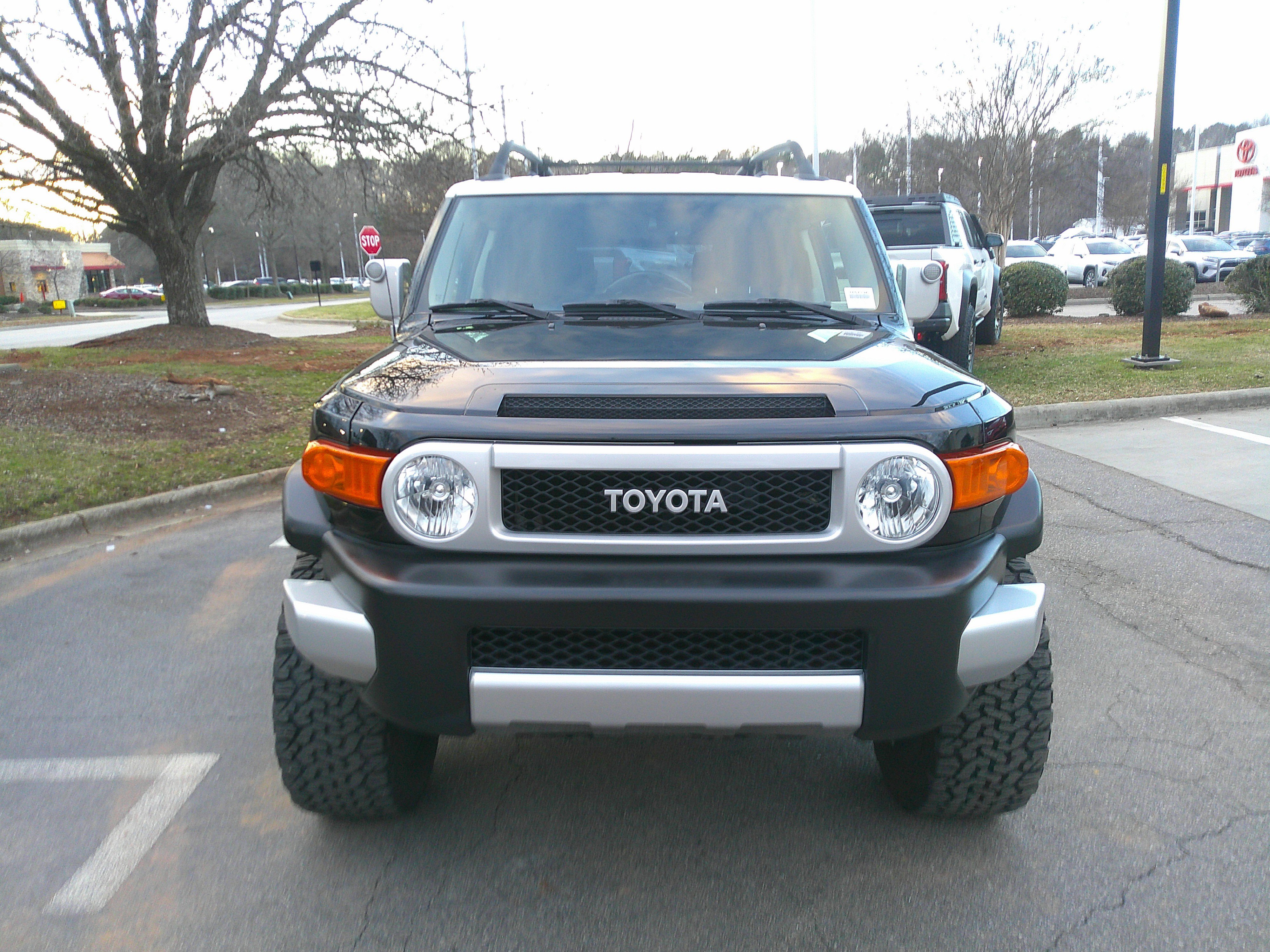 Used 2014 Toyota FJ Cruiser 4WD w/ Convenience Package image 3