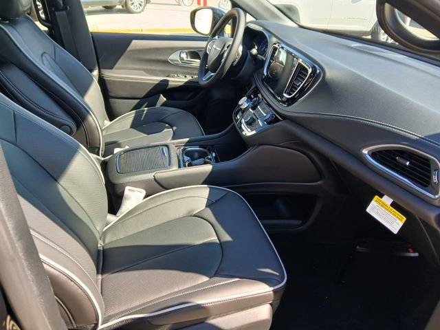 New 2026 Chrysler Pacifica Limited w/ Uconnect Theater Family Group FWD image 26