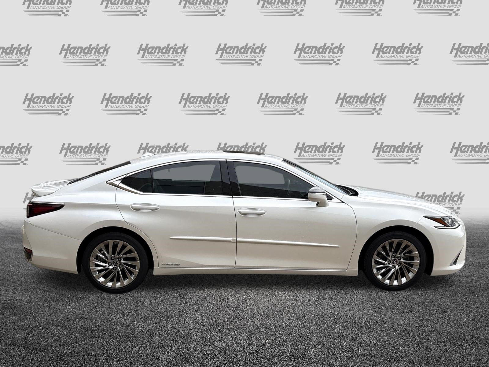 Certified 2022 Lexus ES 300h w/ Accessory Package FWD image 11