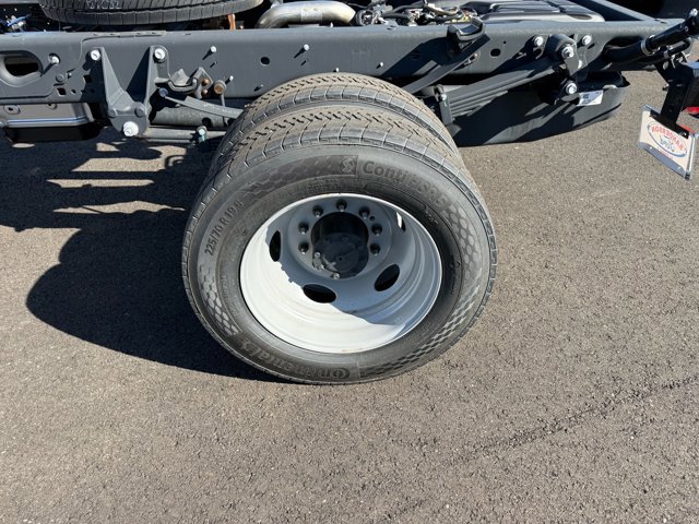 New 2025 Ford F550 4x4 Crew Cab image 16