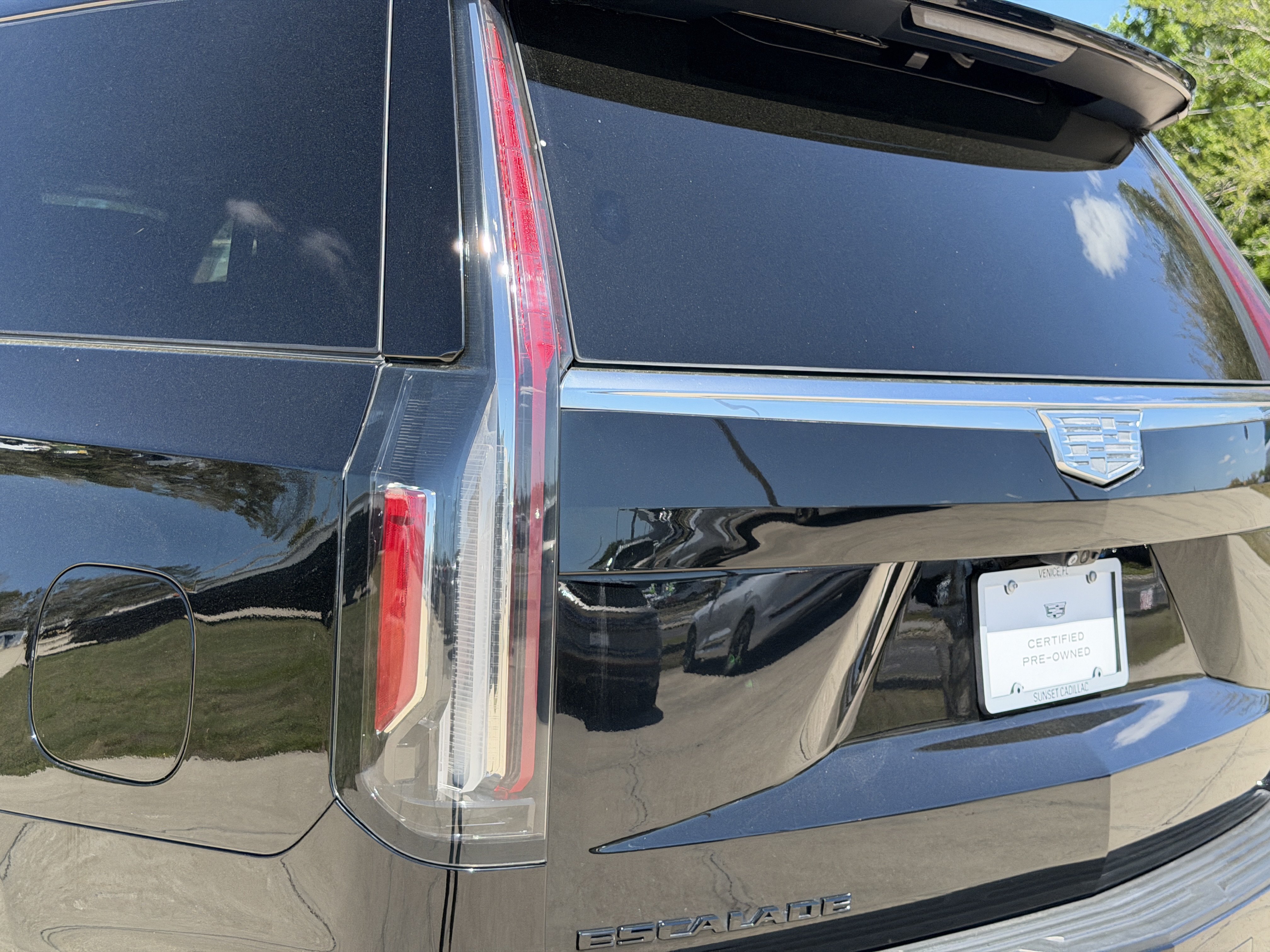 Certified 2022 Cadillac Escalade Premium Luxury Platinum w/ LPO, Radiant Package AWD/4WD image 3