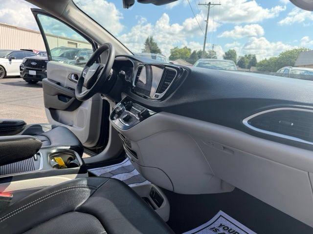 Used 2024 Chrysler Pacifica Touring-L FWD image 34