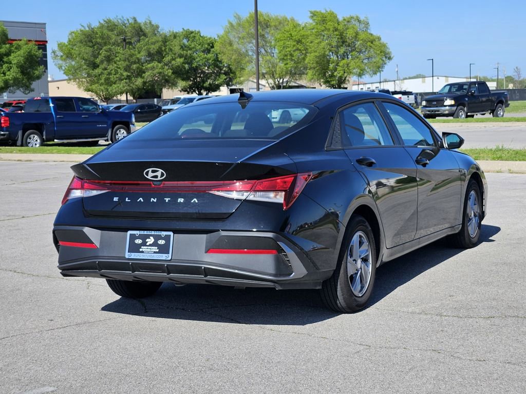 Used 2025 Hyundai Elantra SE image 4