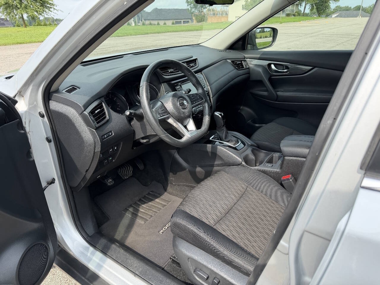 Used 2018 Nissan Rogue SV FWD image 10