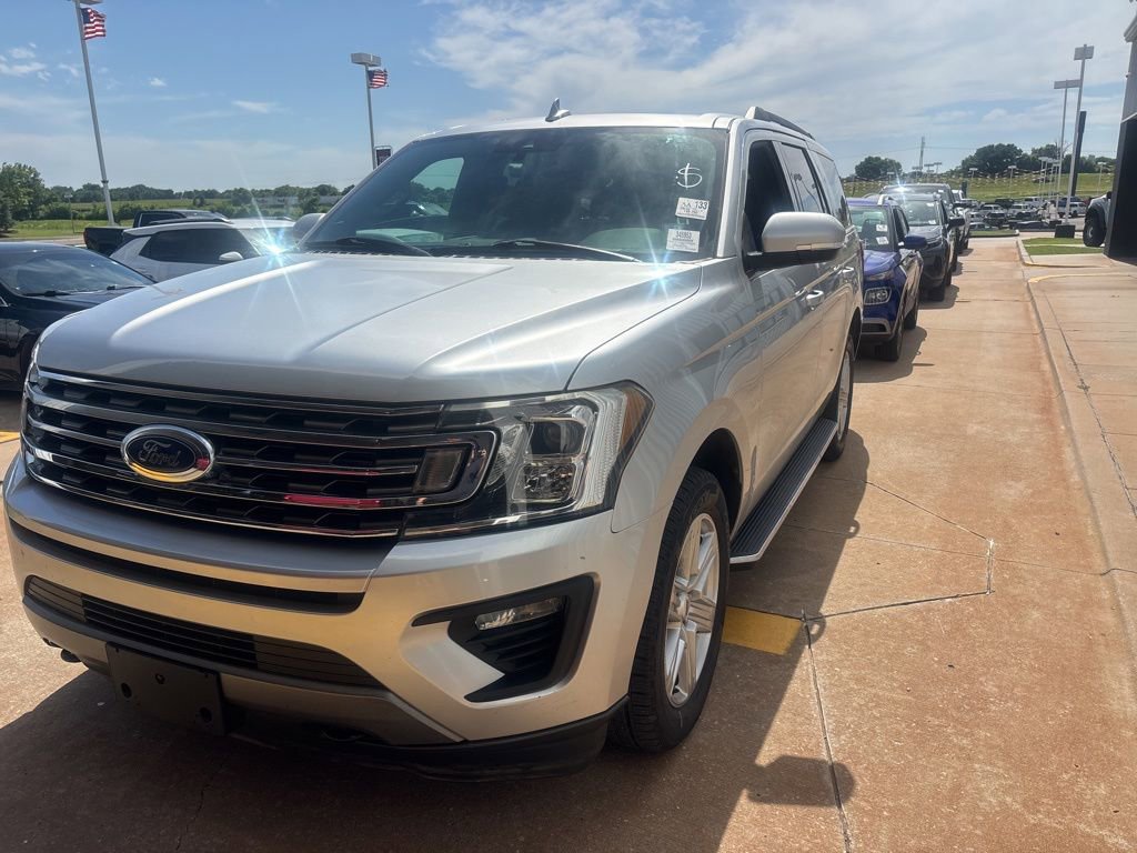 Used 2018 Ford Expedition XLT w/ Equipment Group 202A AWD/4WD image 2